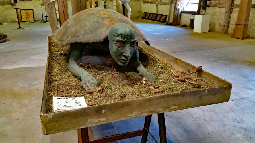 Abbildung: Skulptur, einen Schildkrötenmenschen darstellend.