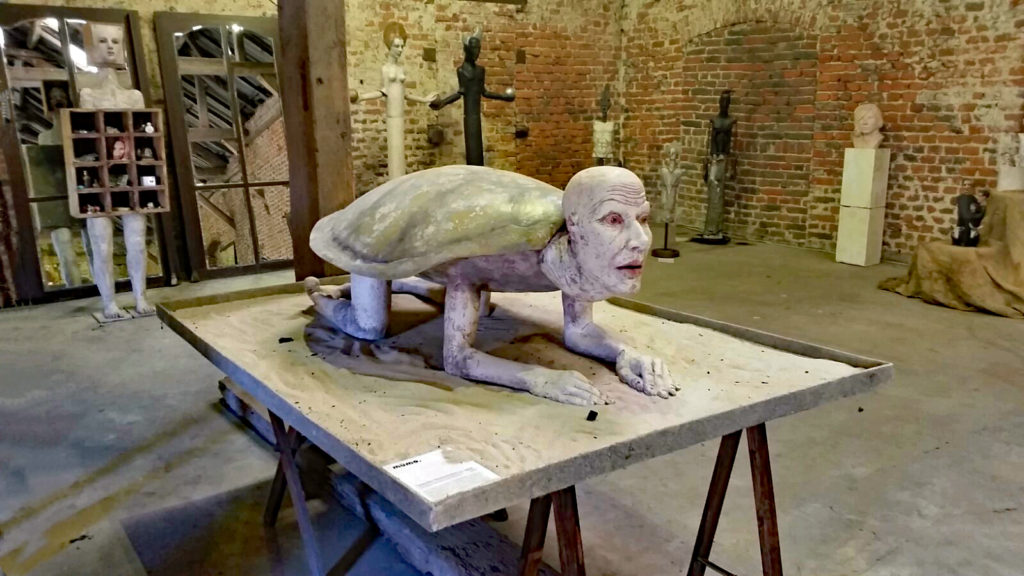 Abbildung: Skulptur, einen Schildkrötenmenschen darstellend.