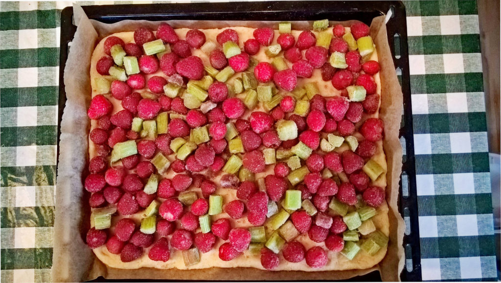 Abbildung: Kuchenboden und Obstbelag vor dem Backen