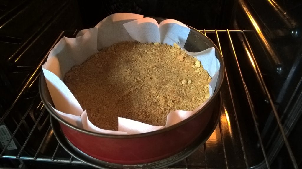 Bild: Kuchenboden in Backform auf dem Ofenrost