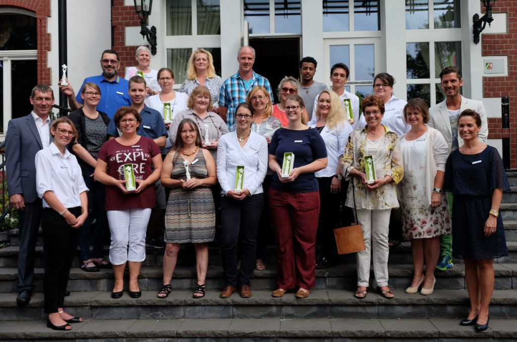 Großes Gruppenfoto mit Preisträgern