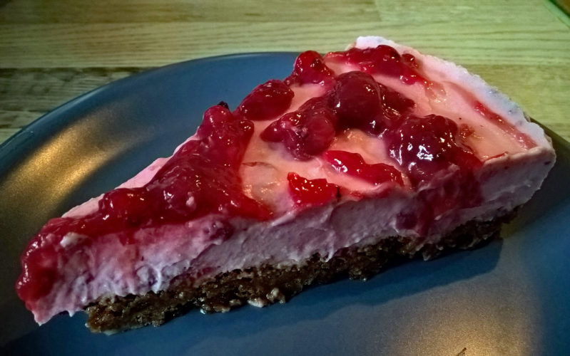 Ein Stück Rote-Grütze Kühlschranktorte